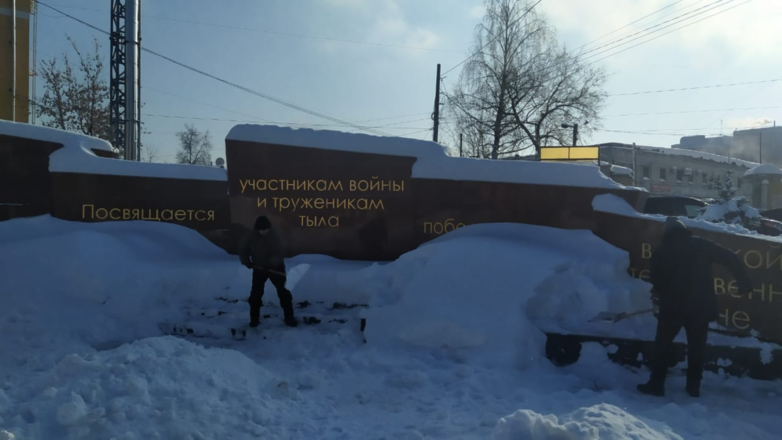 Заваленный снегом памятник участникам войны и труженикам тыла в Советском районе привели в порядок - фото 3