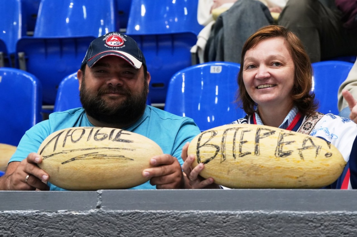 Игроки ХК &laquo;Торпедо&raquo; подарили болельщикам дыни на открытой тренировке 16 августа - фото 2