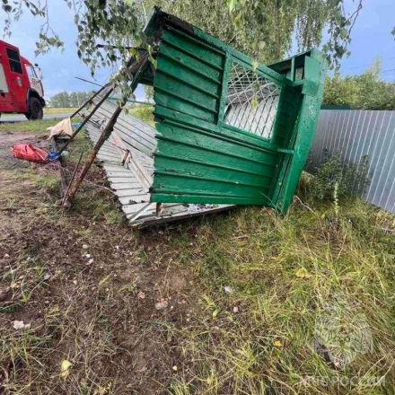 Ветер опрокинул остановку в Кстовском районе: пострадали три человека - фото 2