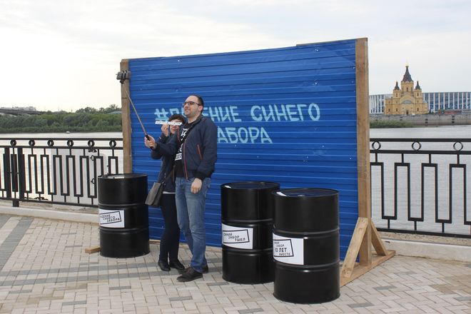 Последняя секция синего забора рухнула на Нижне-Волжской набережной в День России - фото 10