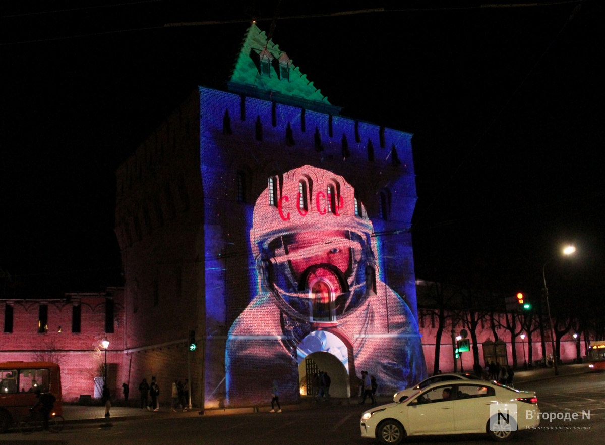 Космическое световое шоу увидели нижегородцы на башне кремля - фото 1
