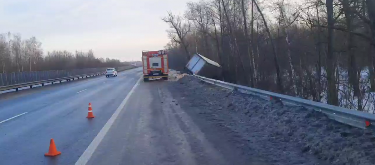 Водитель фуры погиб в ДТП на трассе М-7 в Нижегородской области - фото 1