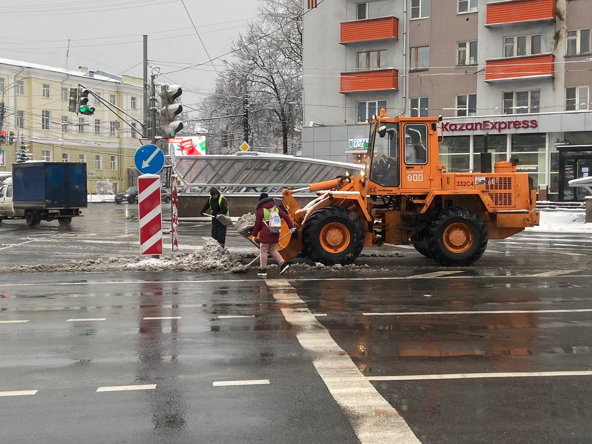 Почти 400 единиц техники убирало снег с дорог Нижнего Новгорода 12 ноября - фото 1