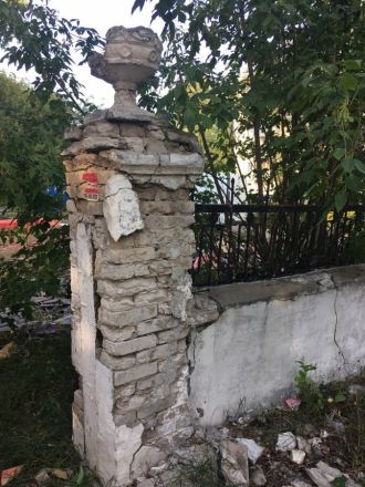 Историческая ограда с вазонами разрушается в Московском районе - фото 2