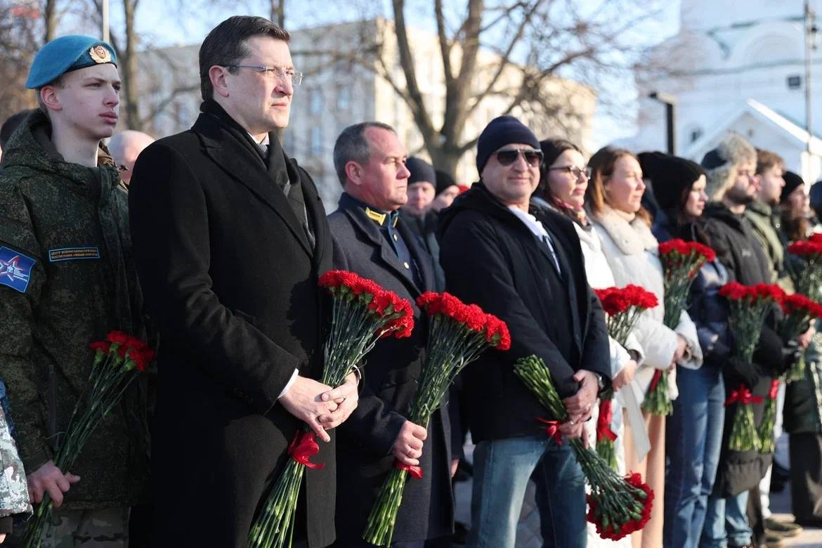 Никитин и Турецкий спели песню «Журавли» у Вечного огня в Нижегородском кремле - фото 1