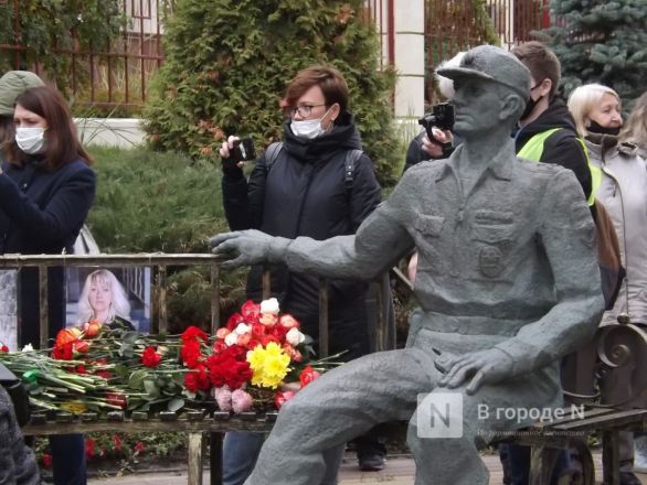 Нижегородцы возложили цветы в память погибшей журналистки Ирины Славиной - фото 8