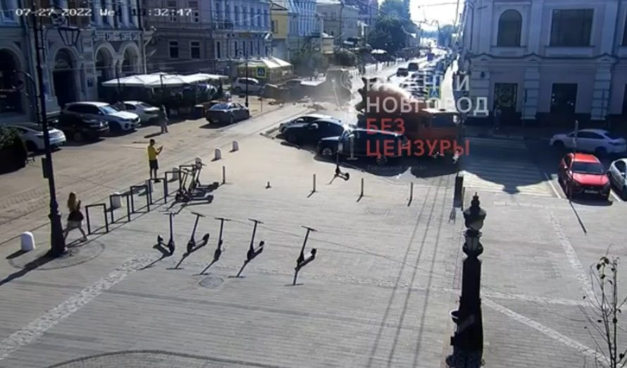 ДТП с неуправляемой бетономешалкой в Нижнем Новгороде попало на видео