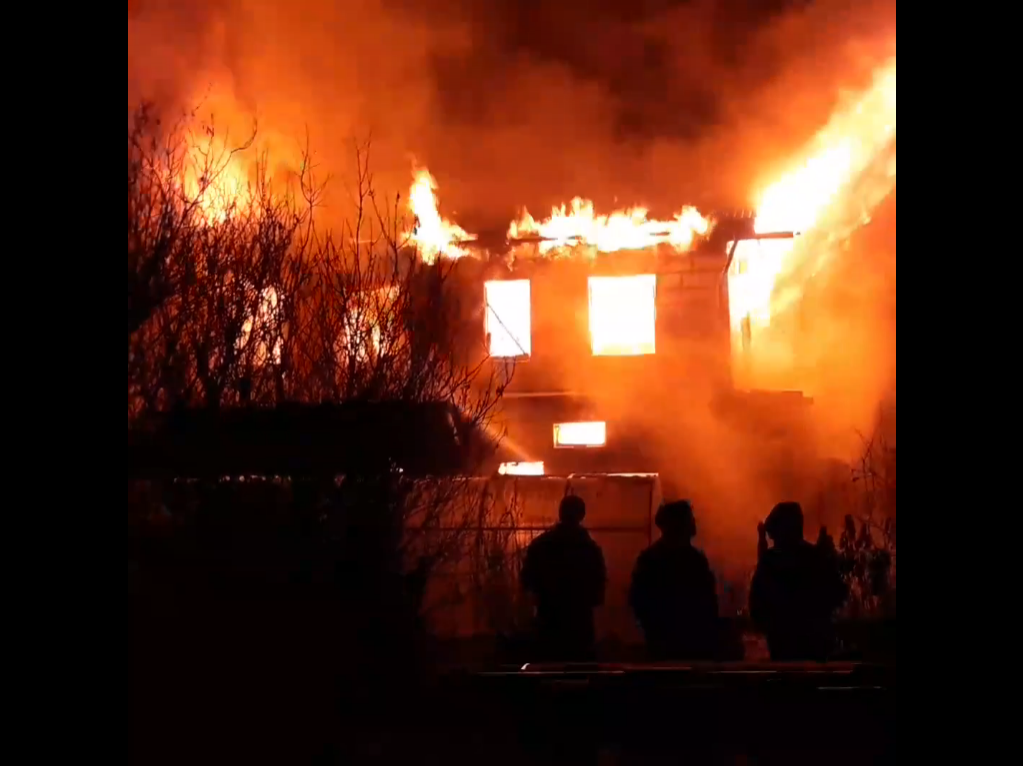 Частный дом и автомобиль сгорели при пожаре в Заволжье - фото 1
