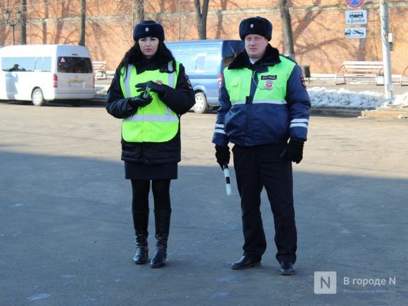 Девушки-полицейские поздравили нижегородских водителей с Днем защитника Отечества - фото 7