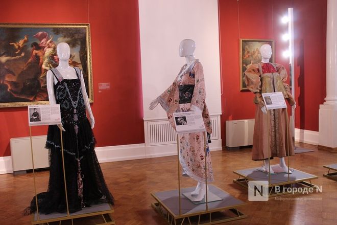 О чем рассказали платья: выставка костюмов с историей проходит в Нижнем Новгороде - фото 34