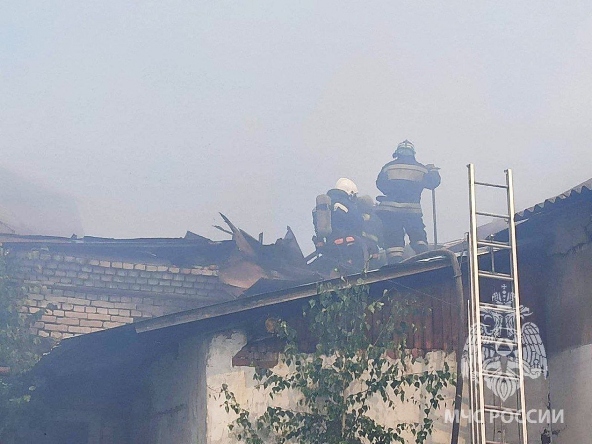 Эксплуатируемое здание загорелось в Выксе - фото 1