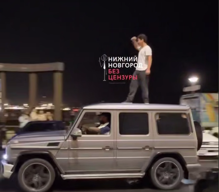 Парень прокатился, стоя на крыше &laquo;гелика&raquo;, по Нижневолжской набережной - фото 1