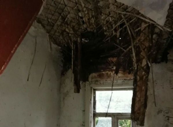 Потолок деревянного дома обрушился в Ленинском районе - фото 1