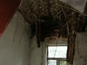 Потолок деревянного дома обрушился в Ленинском районе