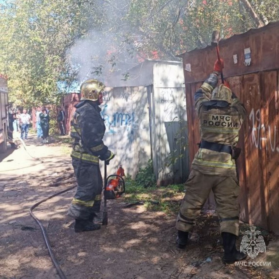 Гараж горел на Комсомольской площади в Нижнем Новгороде - фото 1