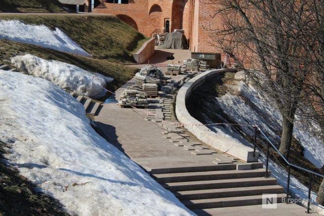 Ржавые урны и разбитая плитка: как пережили зиму знаковые места Нижнего Новгорода - фото 25