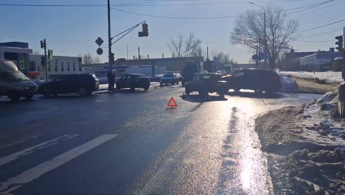 Водители двух легковушек пострадали в ДТП в Нижнем Новгороде - фото 1