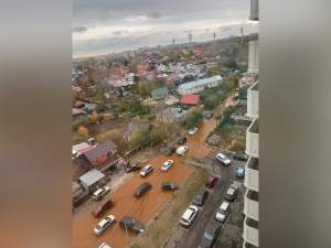 Улицу в Канавинском районе затопило из-за прорыва водопровода